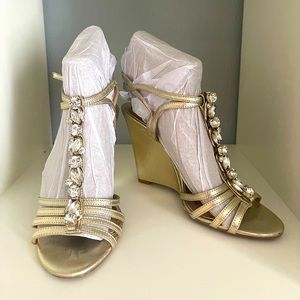 Badgley Mischka Kole T-Strap Embellished Wedge Sandals Gold Metallic Leather 7